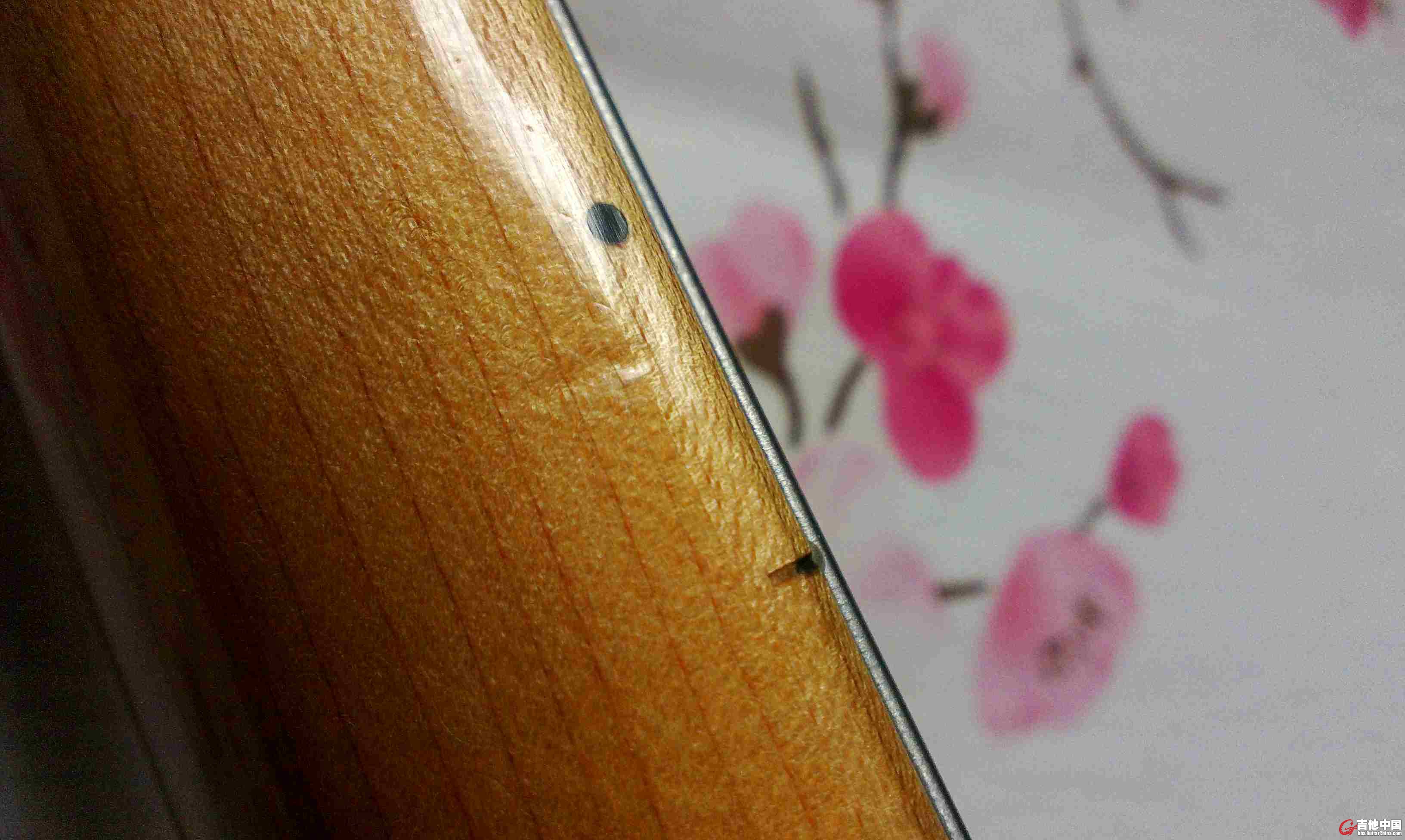 琴颈侧边有一处轻微磕碰