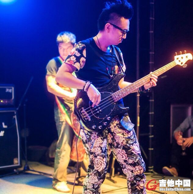 哥们音乐节演出照一张，大家别见笑，只是想在舞台上让此琴更直观的展现