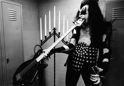Gene-Simmons-god-of-thunder-24238710-400-277.jpg