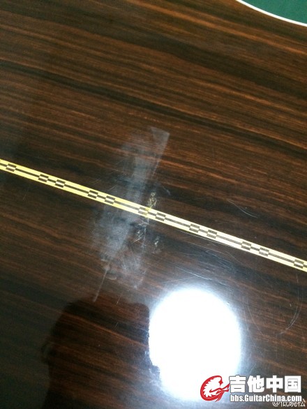 被琴架上得橡胶粘的