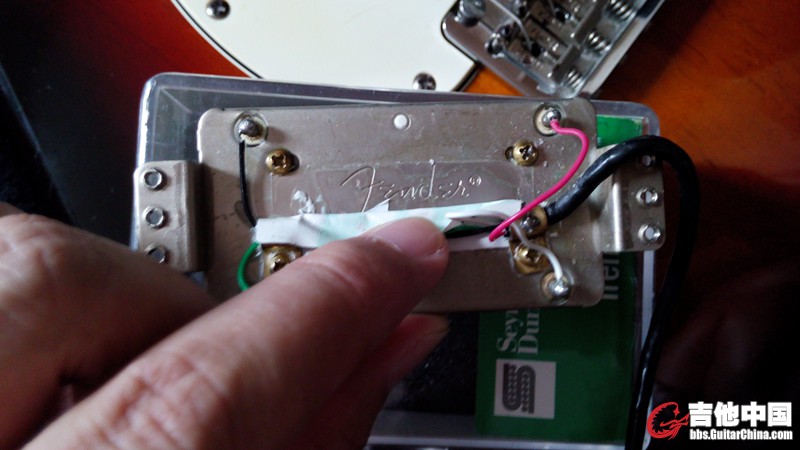 揭开编号贴纸就可以看到拾音器背面的fender钢印