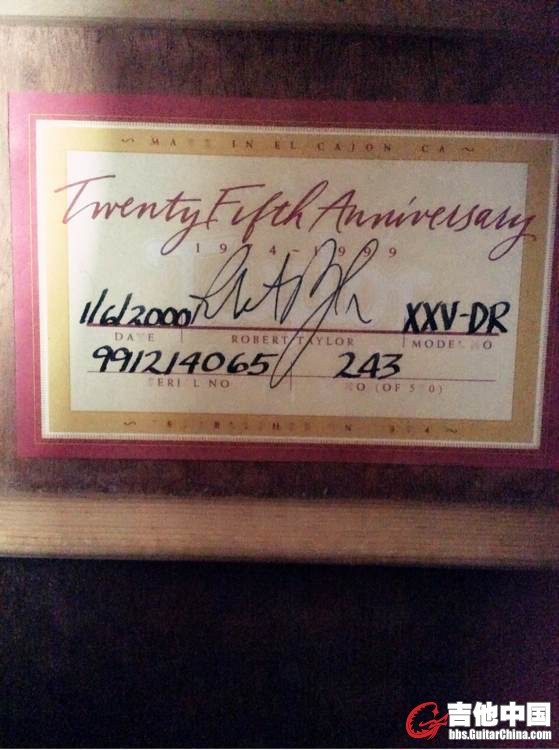 这把是99年年底产的 周年纪念版的泰勒 里面的签名证书 已经发黄了 