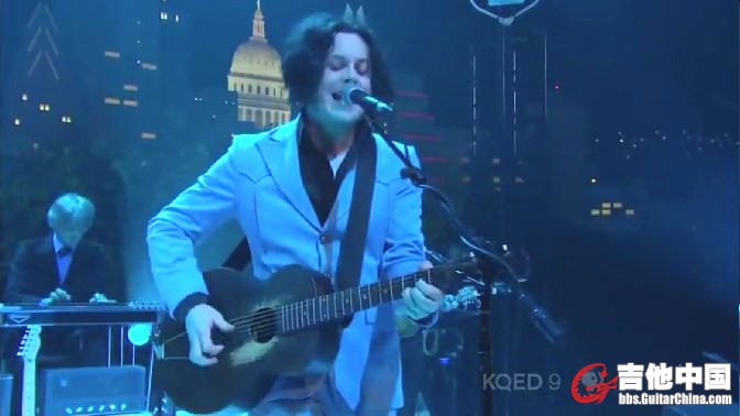 如图 Jack white手中这把 深褐色的 不知道是32寸还是34寸