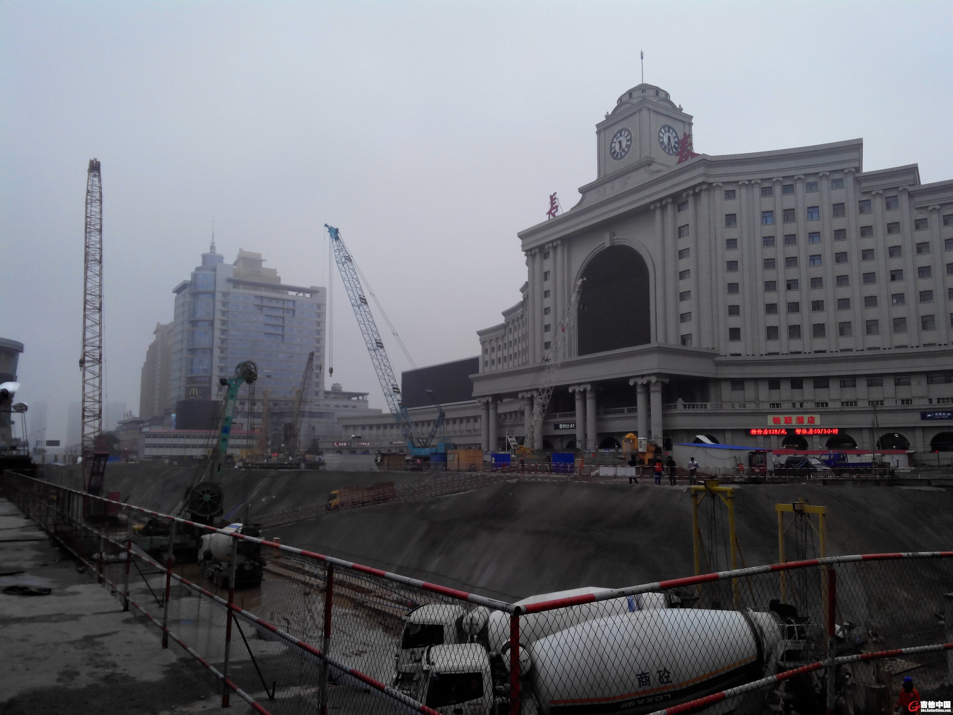 火车站 建设中的地铁一号线 大拆大建的长春