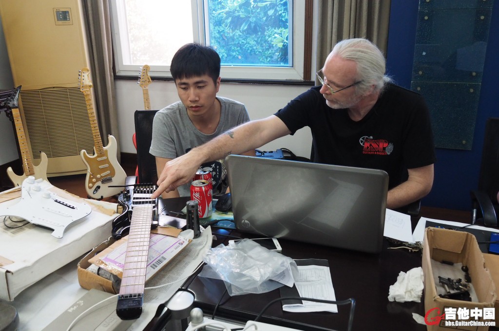 J.T非常耐心地向ALP生产负责人校对一些产品设计的细节问题