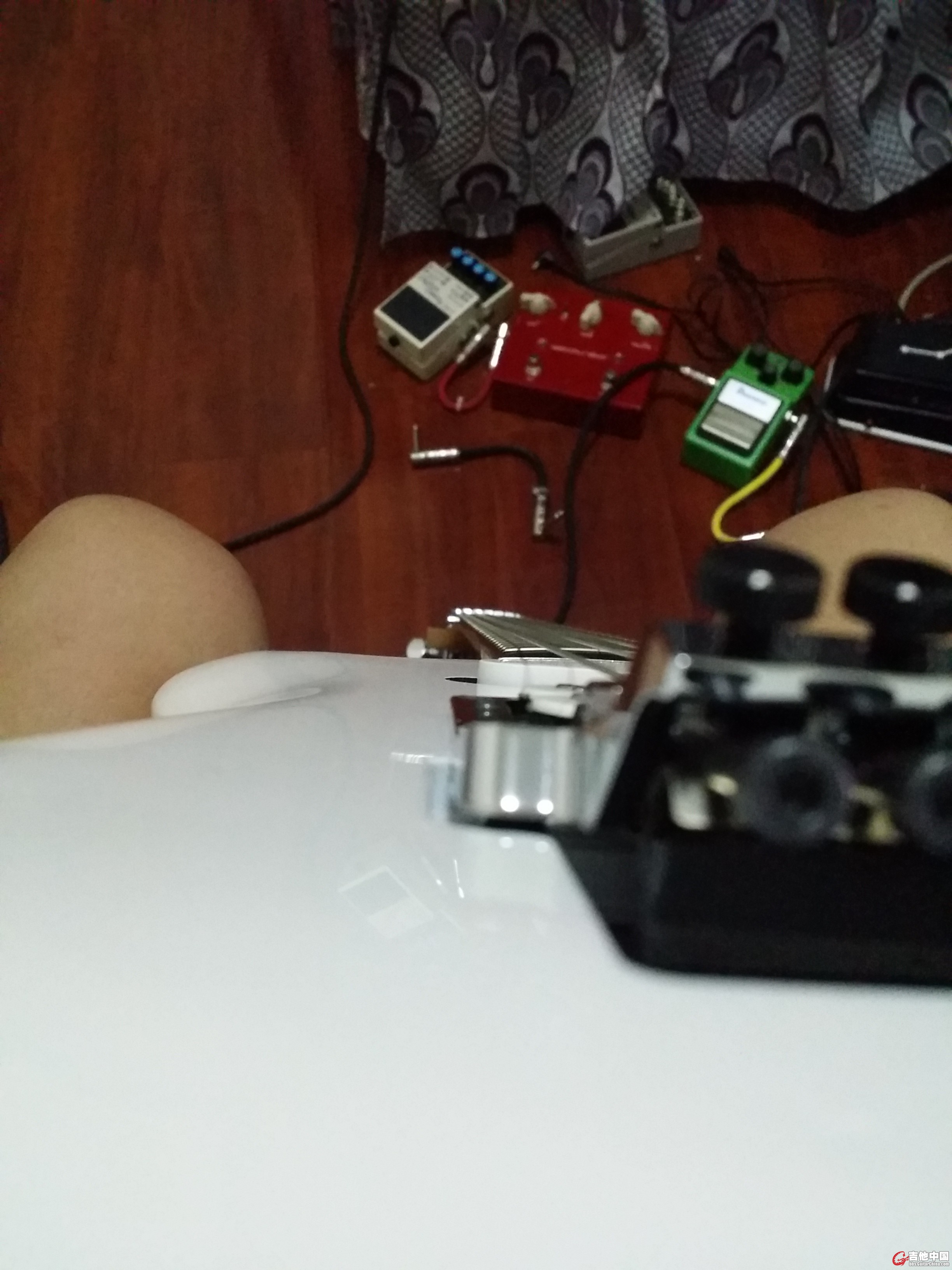 琴颈不是笔直的