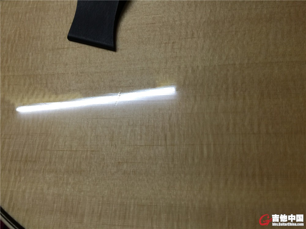 轻微痕迹 要反光才看得出
