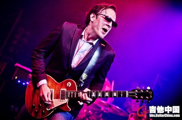 1031049-joe-bonamassa-617-409.jpg