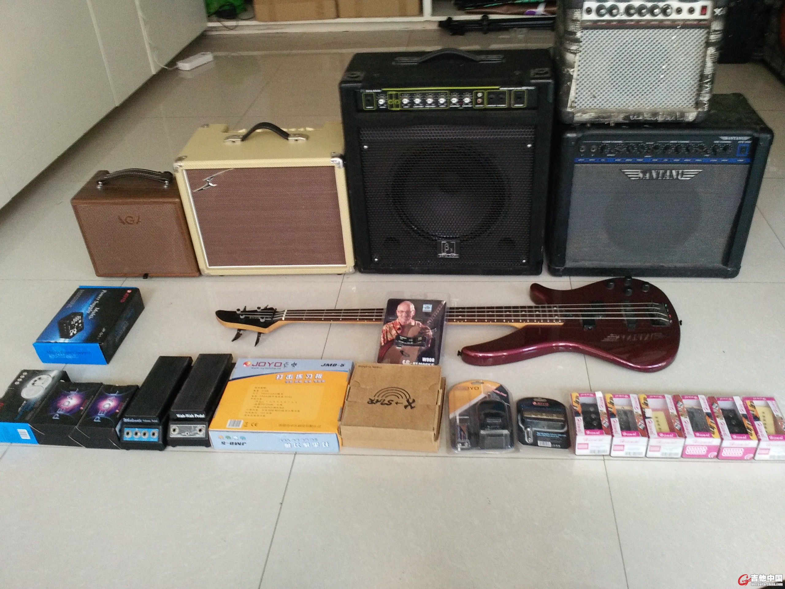 右边这2个音箱下面65W200元还包邮小的100