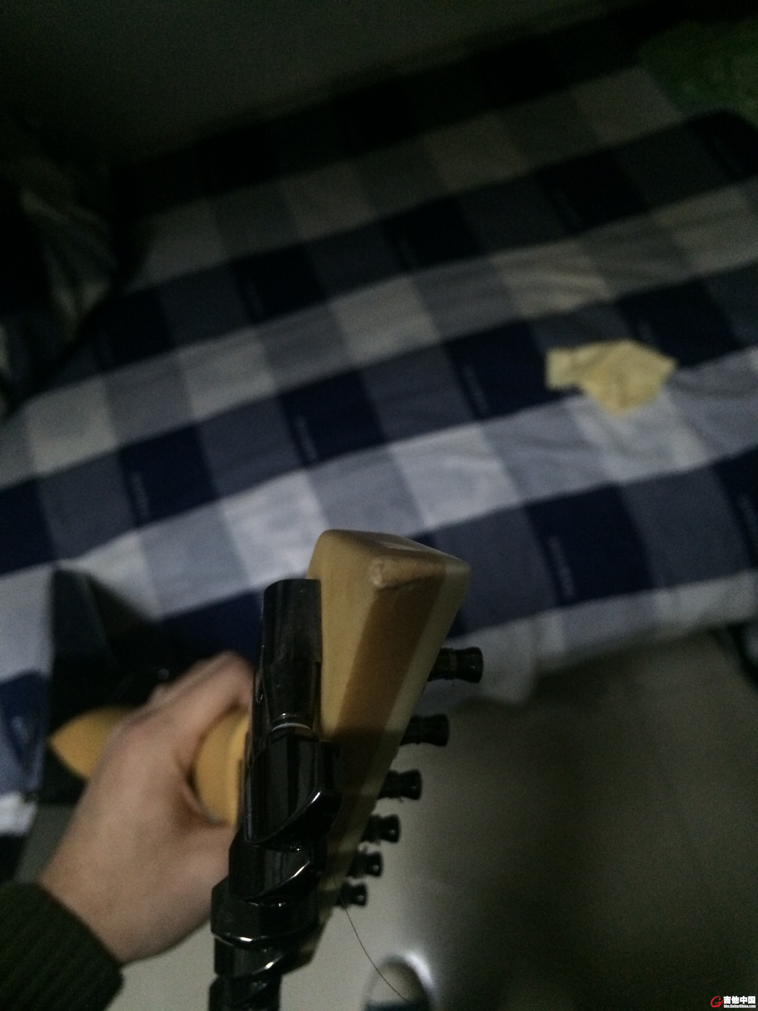 琴头顶端的小磕碰