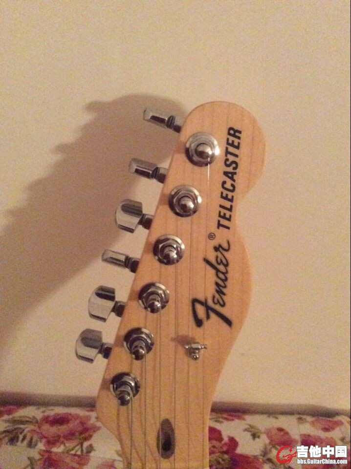 FENDER特有的琴头，配上高级木头的质感.