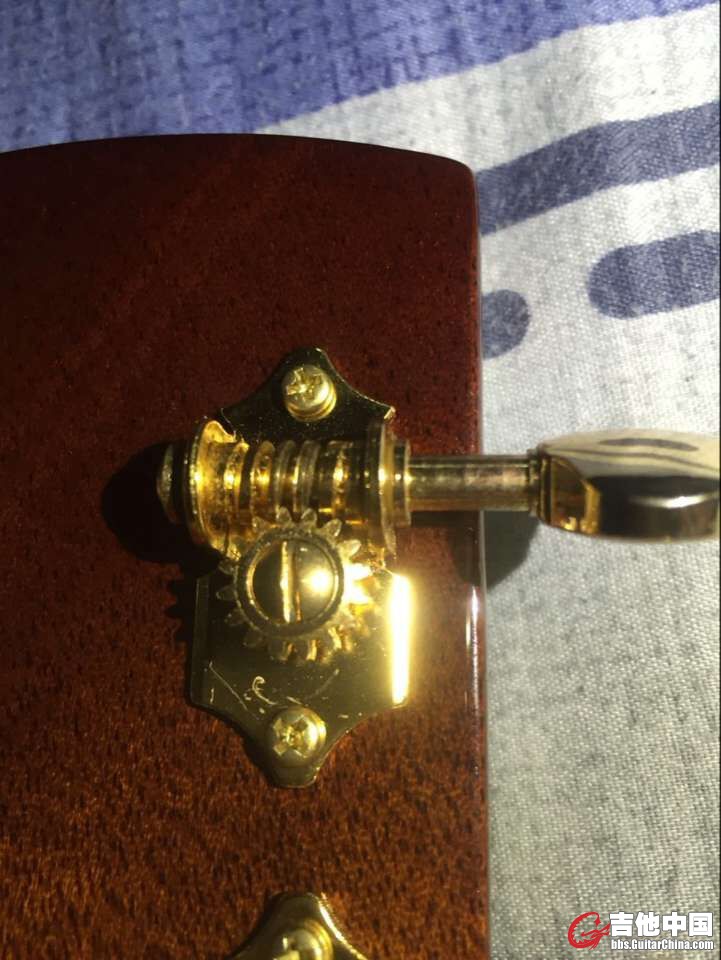就这个地方有个刮痕