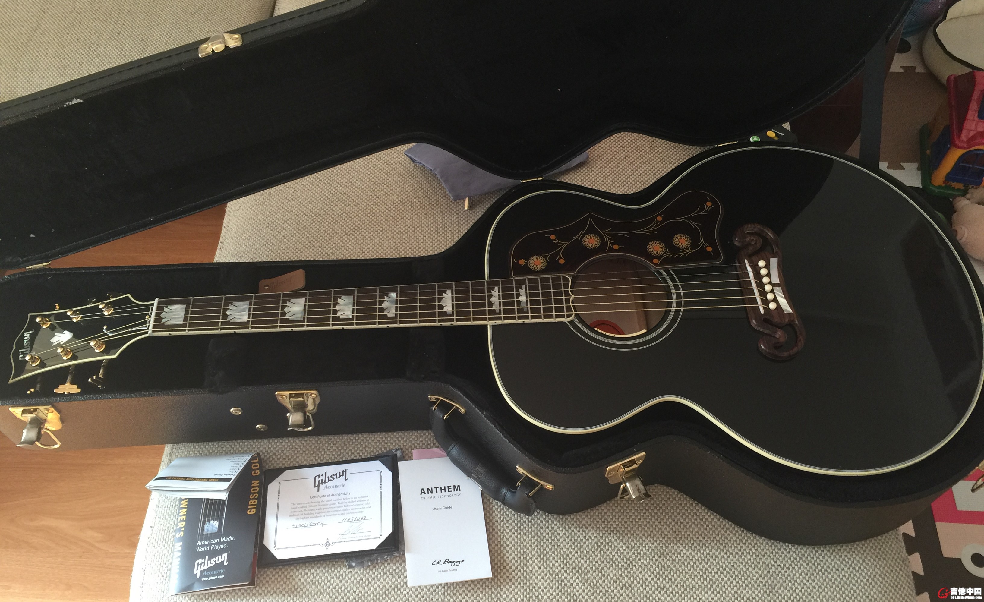 Gibson SJ-200 Ebony (2).JPG