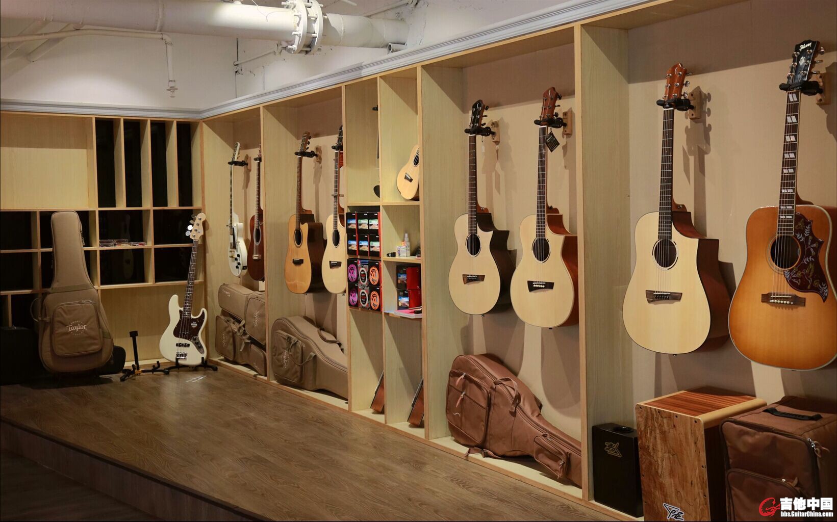 吉他展示区.jpg