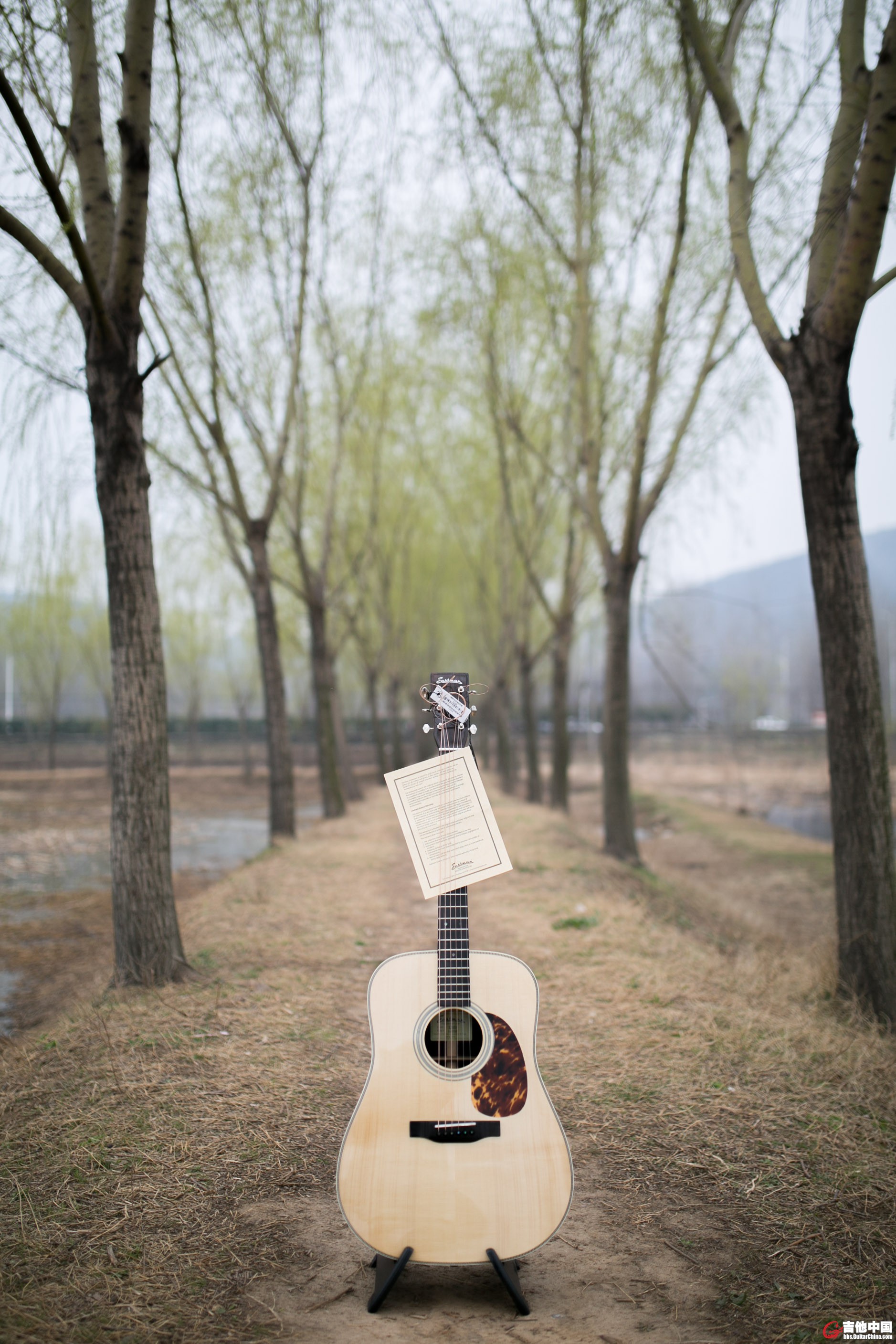 她就在小路上呆着，那么渺小