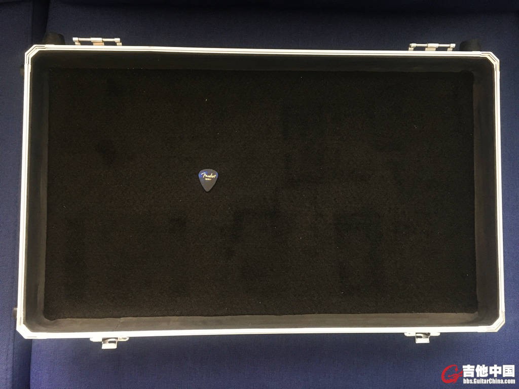 这个黑色底面直接粘魔术贴即可固定效果器。