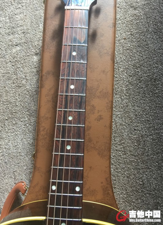 Gibson j45 指板 朝上 整体.jpg