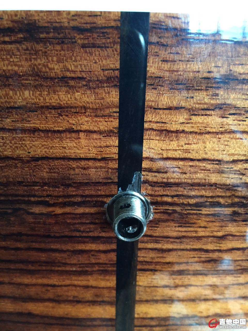 此处打尾丁时挂碰到，只是合板外层皮掉了一点，并无木裂