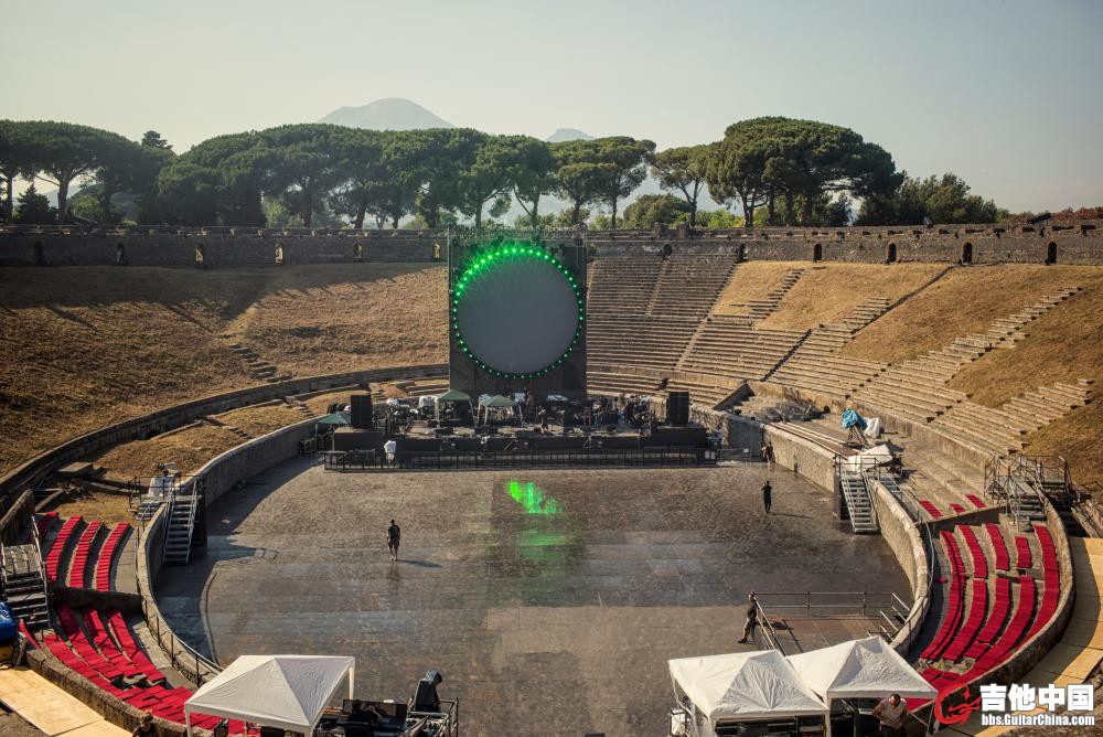 The lighting rig is fully tested in the afternoon before the show, while the mus.jpg
