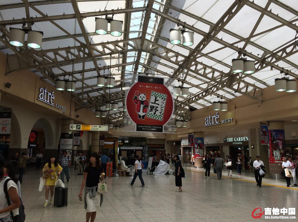 东京上野站,众多车站中的一个.去东京北面城市都在这里坐车,好比西直门.