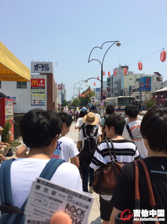 买到票后继续走去公车