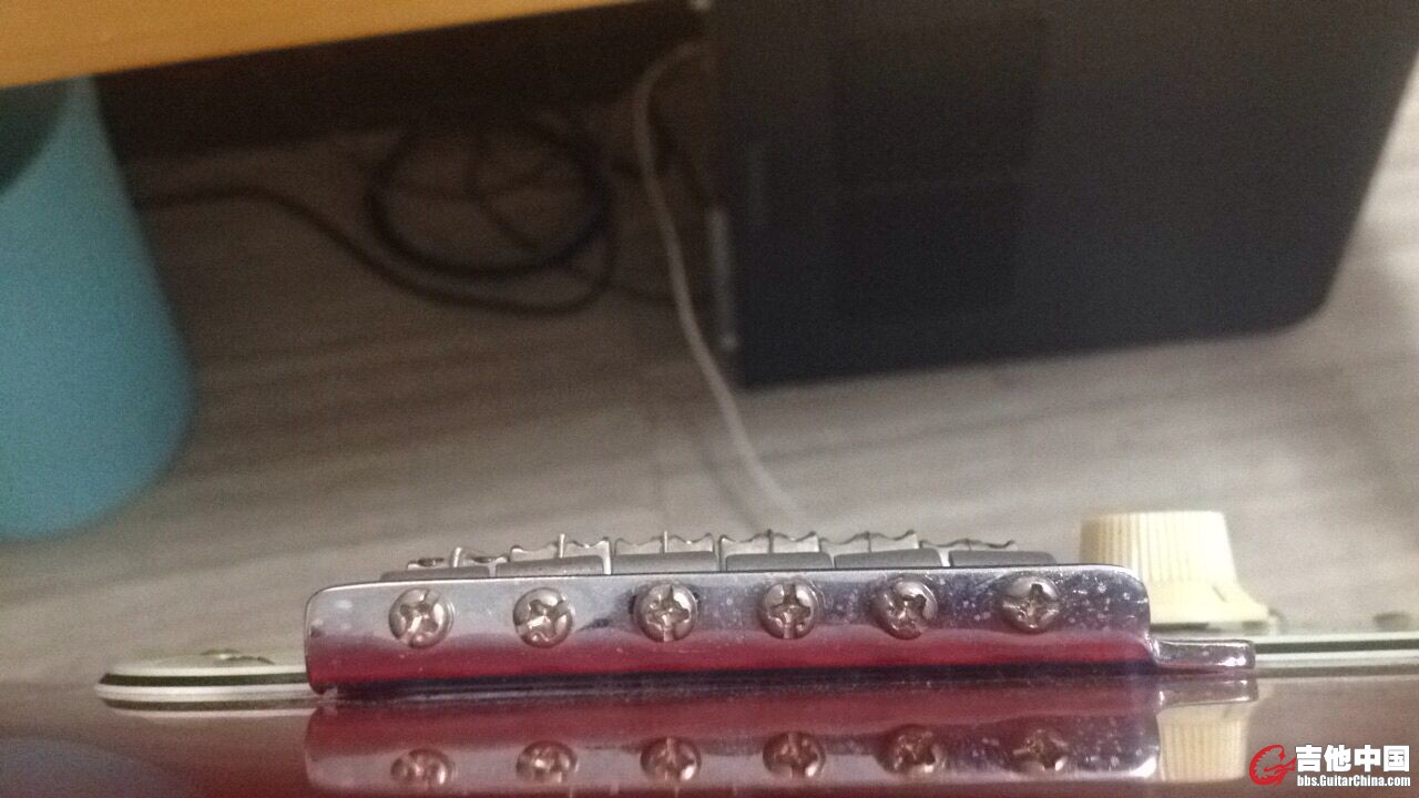 我的琴体不平，所以琴桥无法完全贴合
