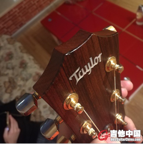 琴头有个很小的坑以前不小心磕的