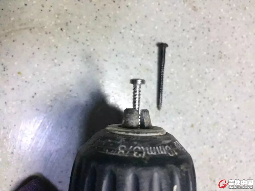 把不锈钢螺丝夹在电钻头上
