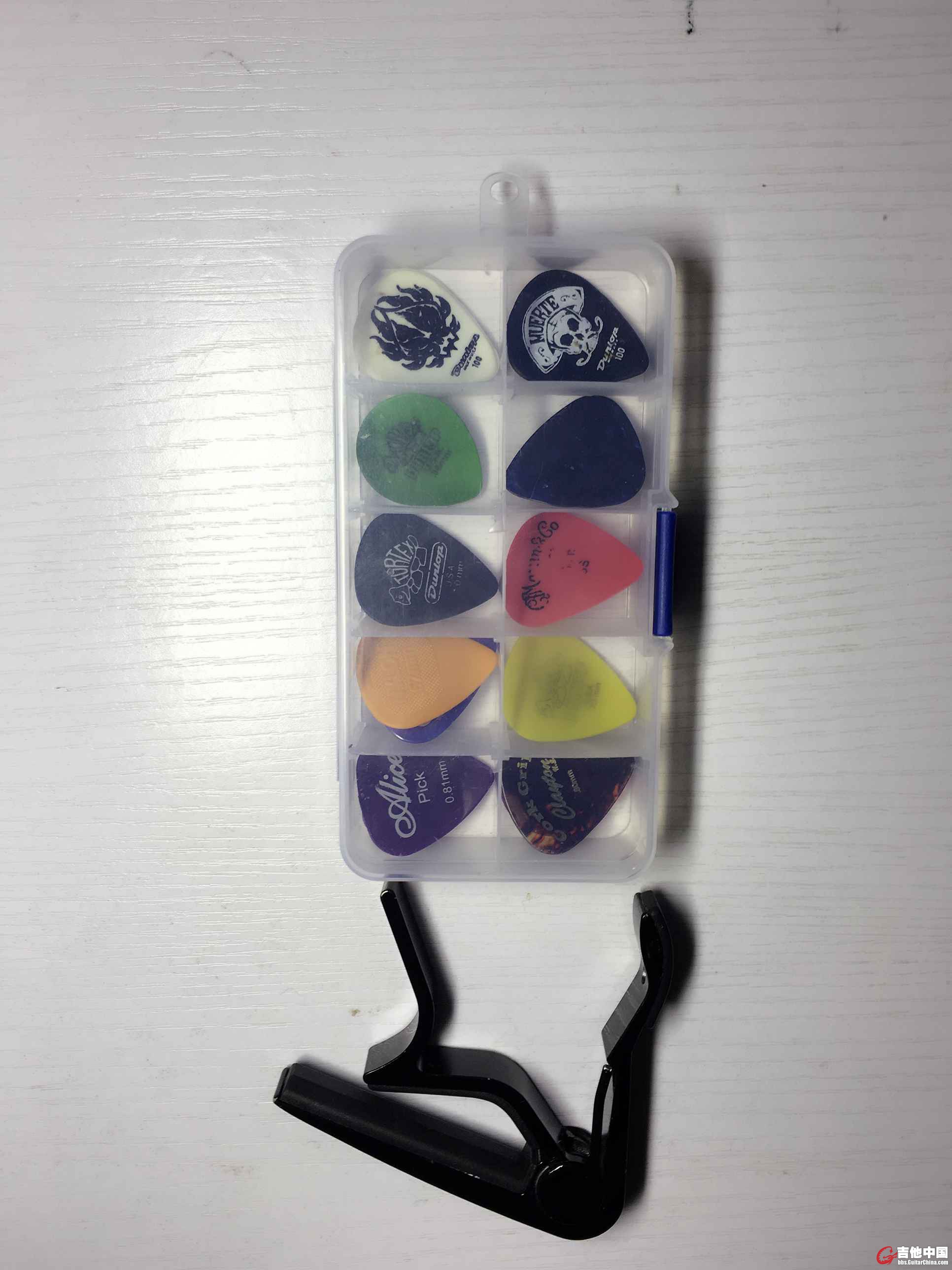 一盒拨片和一个变调夹也一起送了