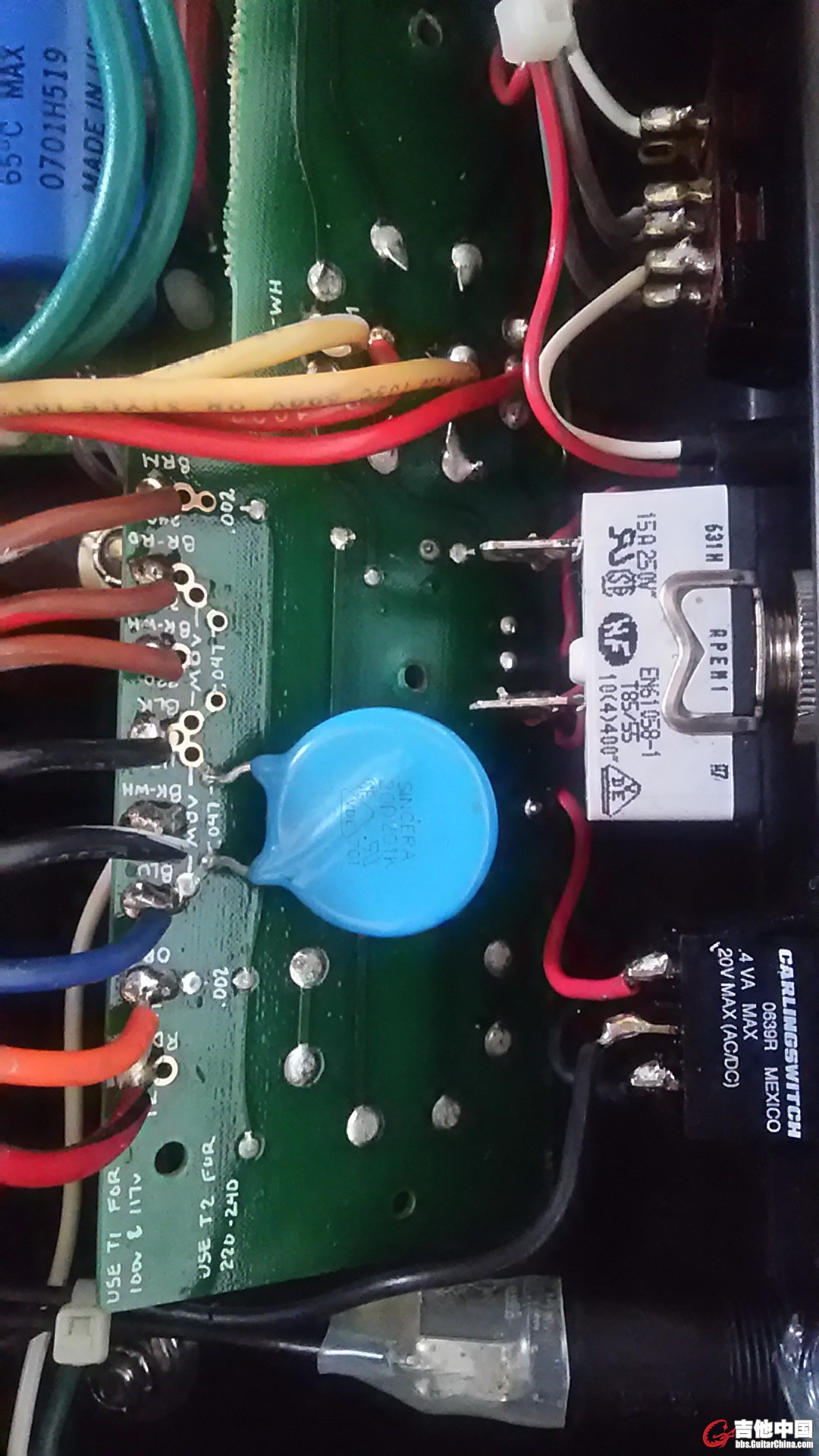 可以看到电路板上标的电压等级，110V 117V  220V  230V  240V ,针对各国不同电压