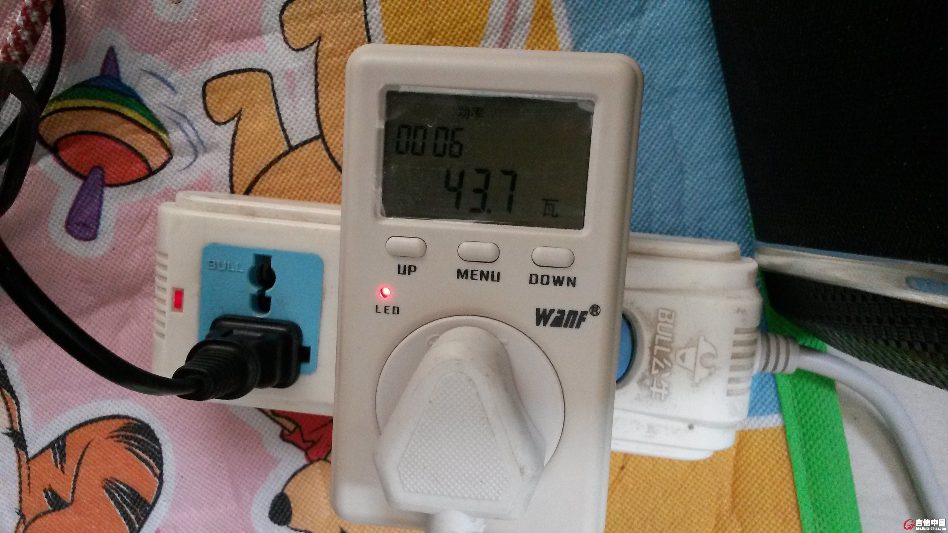 打开power开关进行电子管预热测量功耗为43.7瓦