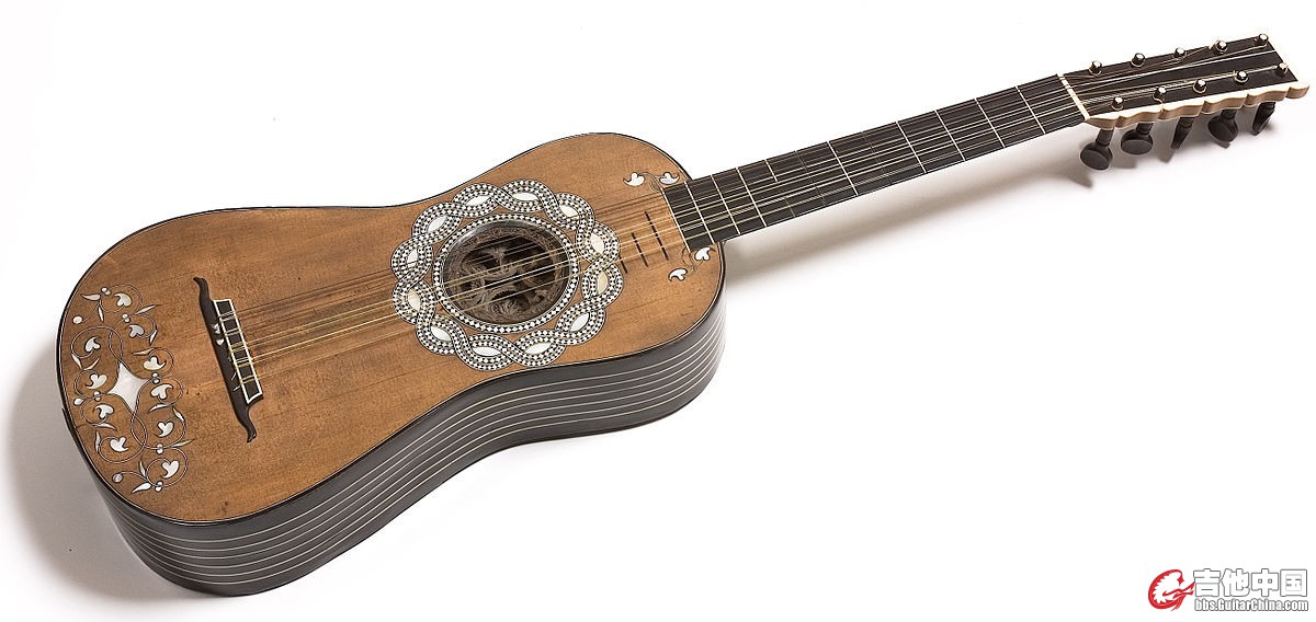 1200px-M2676_-_gitarr_-_Matteo_Seelos_-_före_1653_-_foto_Olav_Nyhus_(clip).jpg