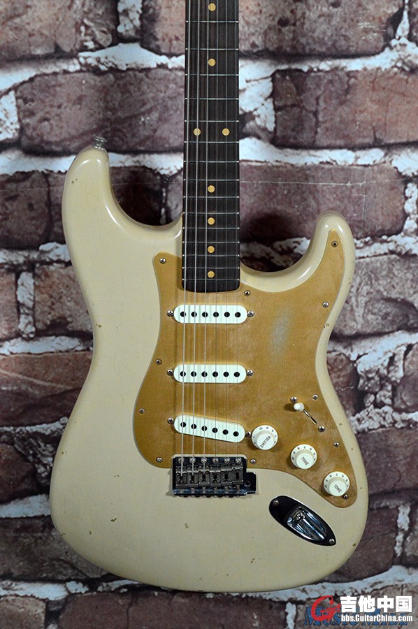 Fender_Custom_Shop_Postmodern_Stratocaster_Journeyman_Relic_Desert_Sand-002__233.jpg