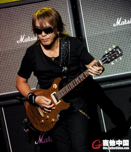 Tak Matsumoto Linkin Park B z Perform Fundraising pzkLKE0CXaPl.jpg