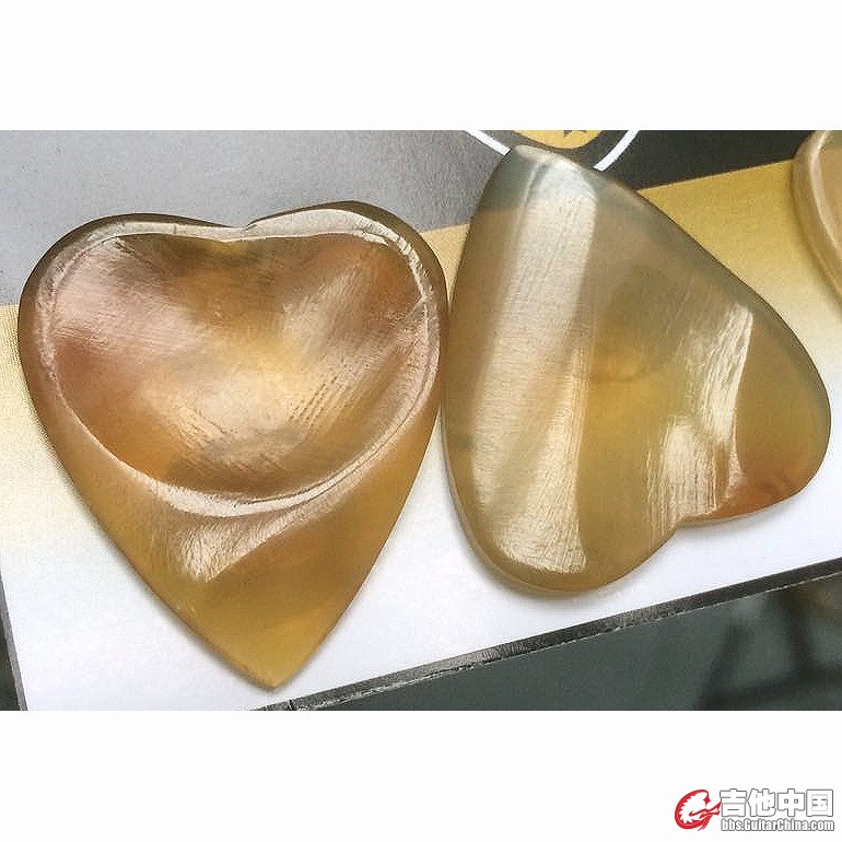 雕刻家爱心琥珀色牛角.jpg