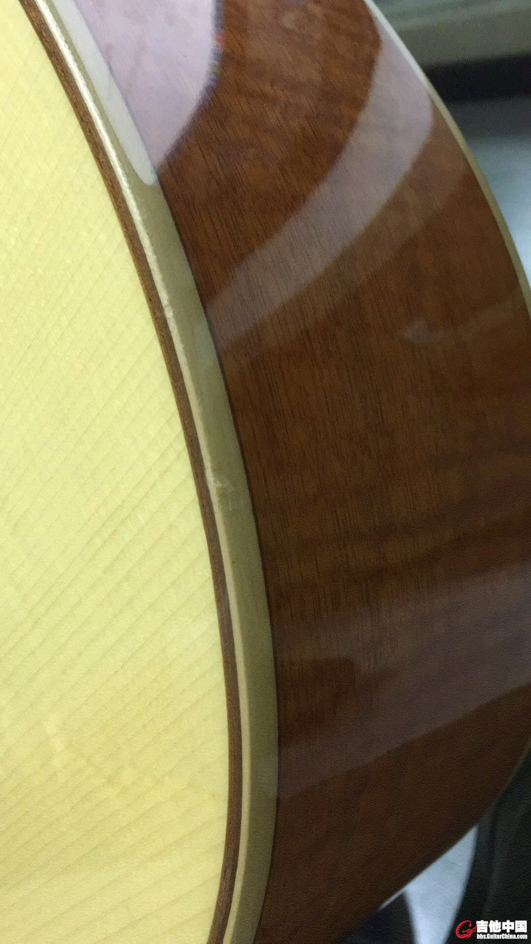 这是两处小磕碰 掉了点漆 不影响使用