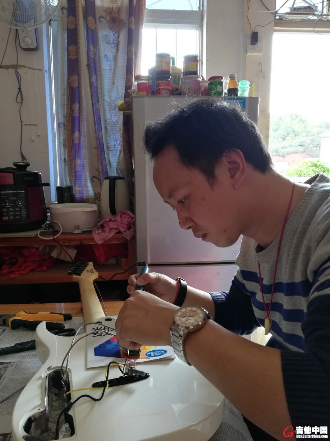 认真工作中