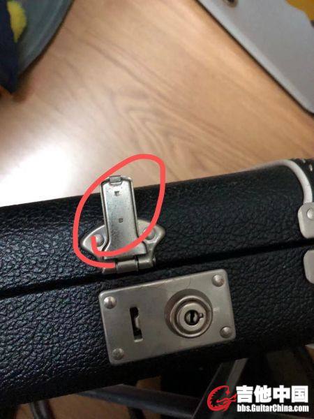 锁扣这里的卡环掉了