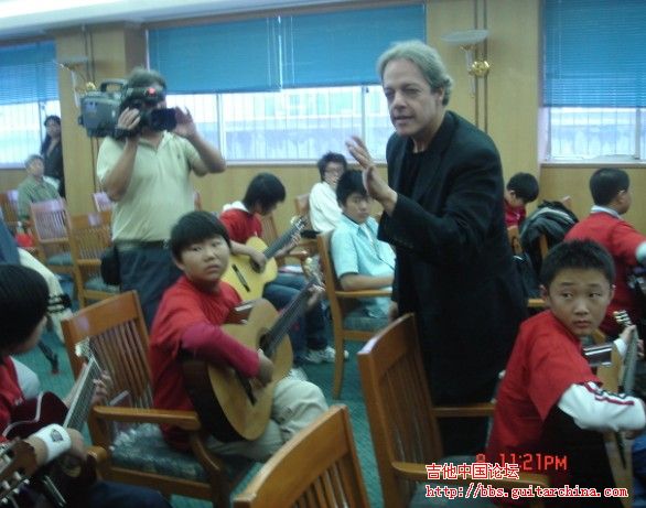 旁边是中央电视台的摄影师.jpg