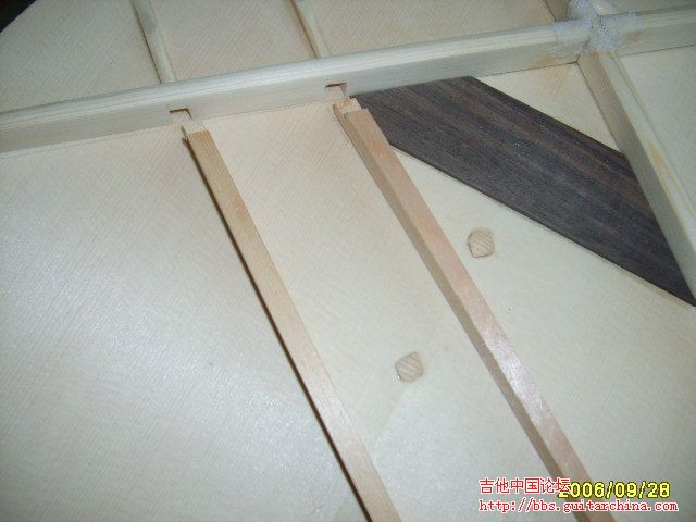 面板音条小斜梁和大梁的对接