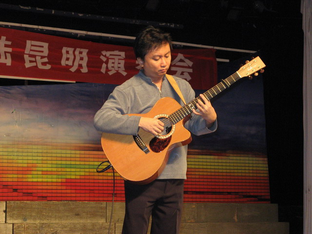 黄老师在演奏