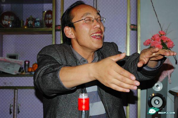 罗成兴老师在唱歌.jpg