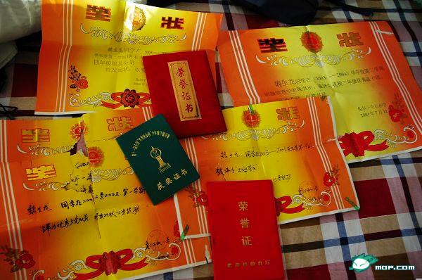 魏生龙和他哥哥铺天盖地的奖状.jpg