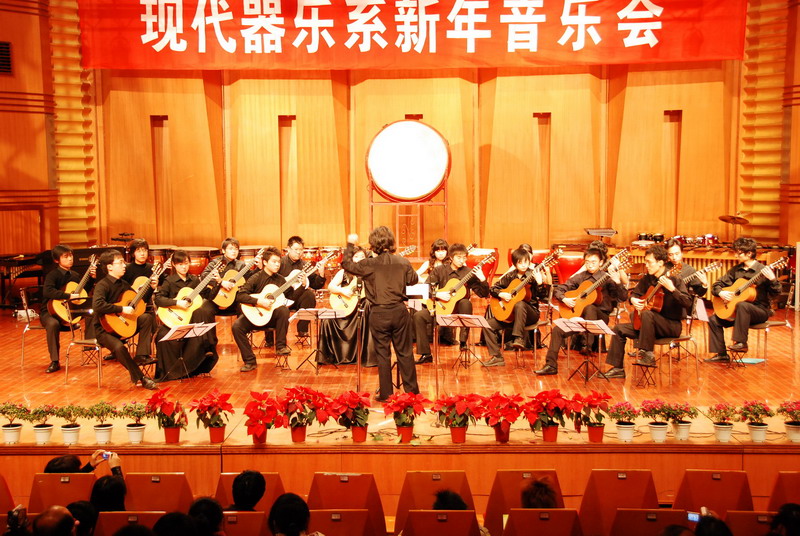 合奏，谢乾隆指挥