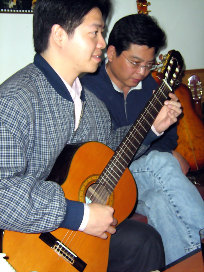 倪老师在演奏着..........