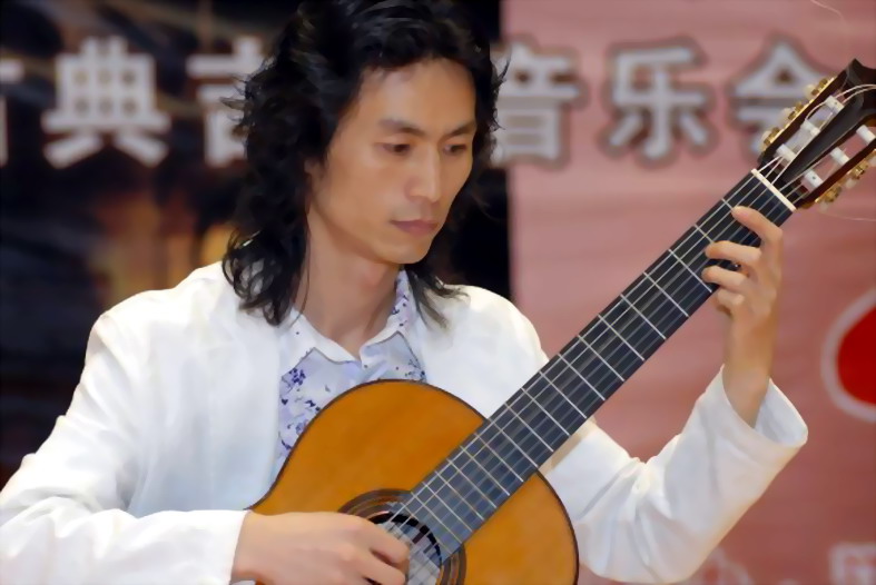 华国昌先生的独奏音乐会的照片
