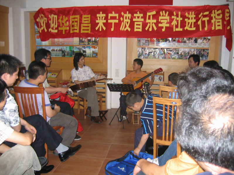 在指导八岁的学生