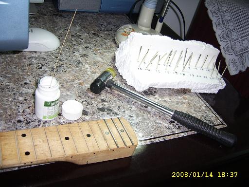 用安装锤先把品丝的两端砸进去，本来品丝就是半成品，不用截断，不用弯弧度，砸的时候要注意好力道就行了。
