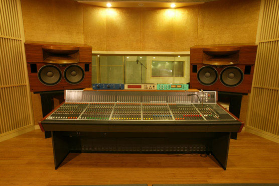 控制室配备经典调音台 Studer 963