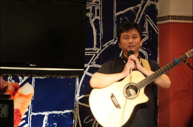 6演出正式开始，黄老师先讲话.jpg
